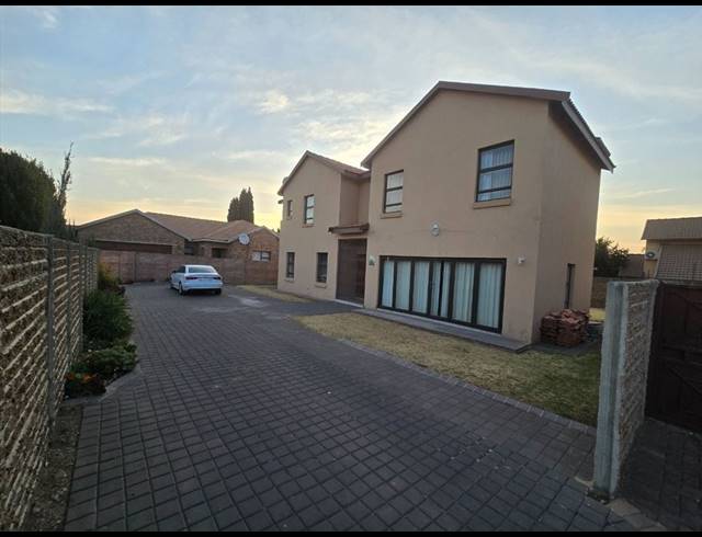 4 BEDROOM CLUSTER FOR SALE IN POMONA